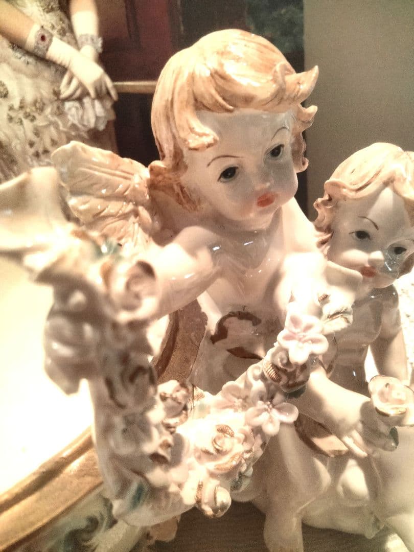 天使のオブジェと華麗なるオーストラリア大宮殿展