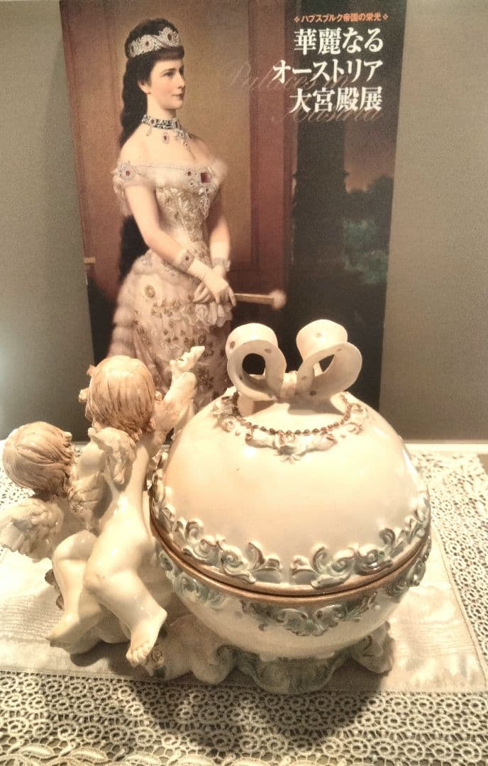 天使のオブジェと華麗なるオーストラリア大宮殿展