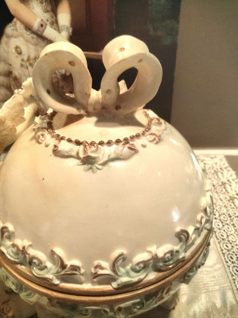 天使のオブジェと華麗なるオーストラリア大宮殿展