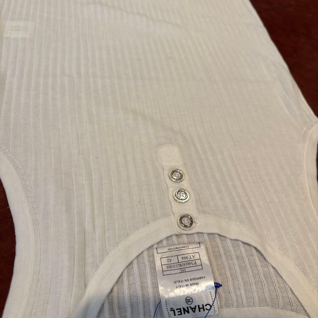 CHANEL タンクトップ 42 ボタン　ホワイト　新品　ノースリーブ