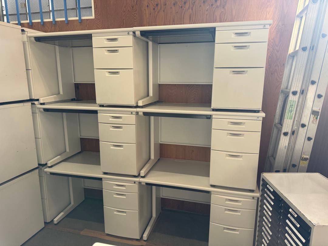 在庫あり　イトーキ　片袖机　幅110cm コンセント付 鍵付き　スチールデスク