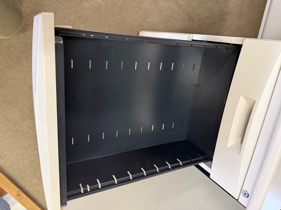 在庫あり　イトーキ　片袖机　幅110cm コンセント付 鍵付き　スチールデスク