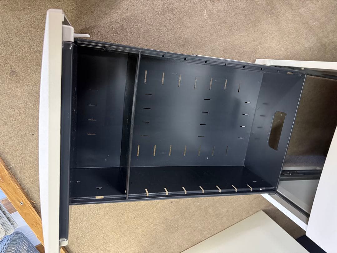 在庫あり　イトーキ　片袖机　幅110cm コンセント付 鍵付き　スチールデスク