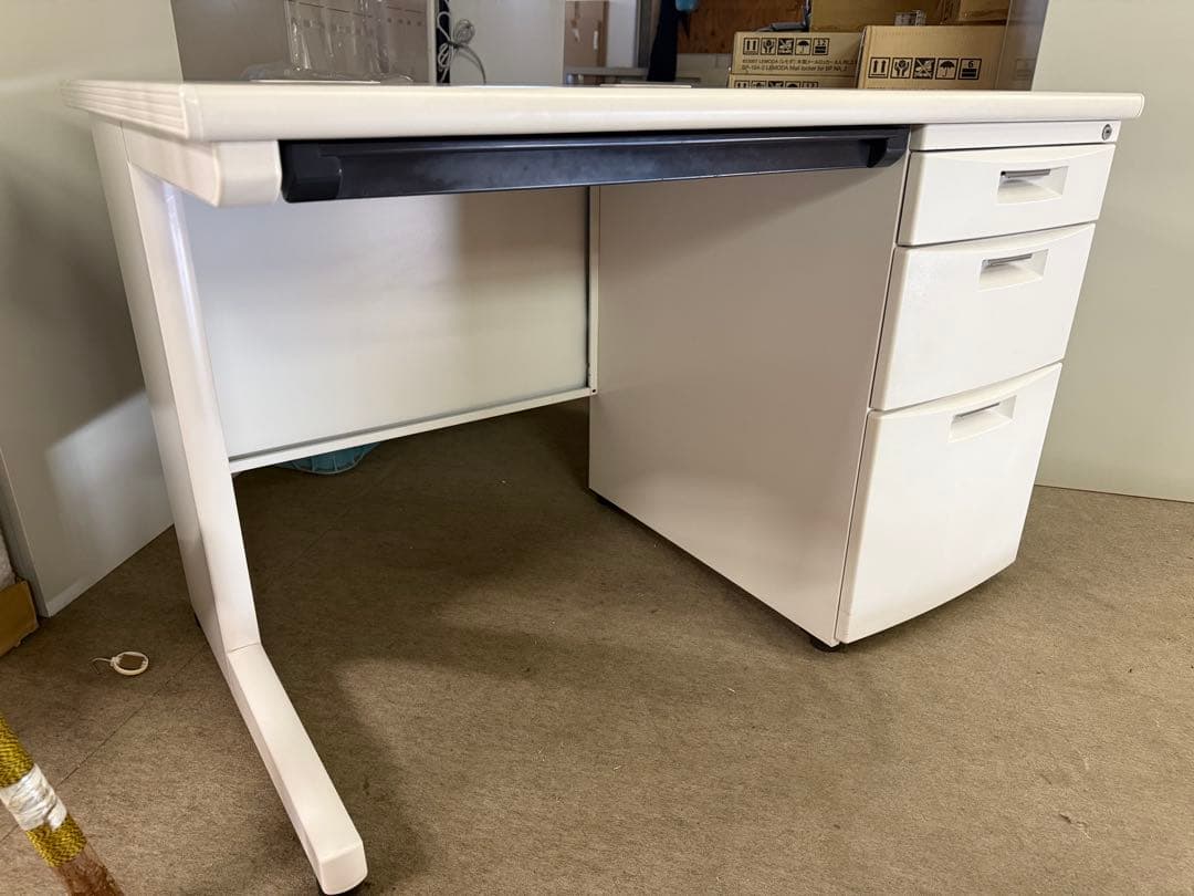 在庫あり　イトーキ　片袖机　幅110cm コンセント付 鍵付き　スチールデスク