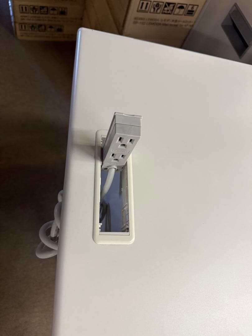 在庫あり　イトーキ　片袖机　幅110cm コンセント付 鍵付き　スチールデスク