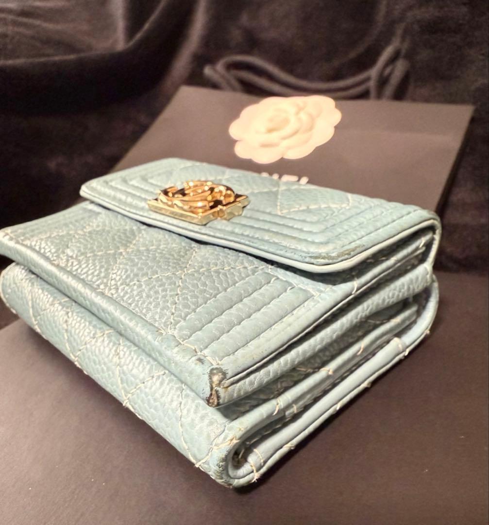 BOY CHANEL スモール フラップ ウォレット　キャビアスキン
