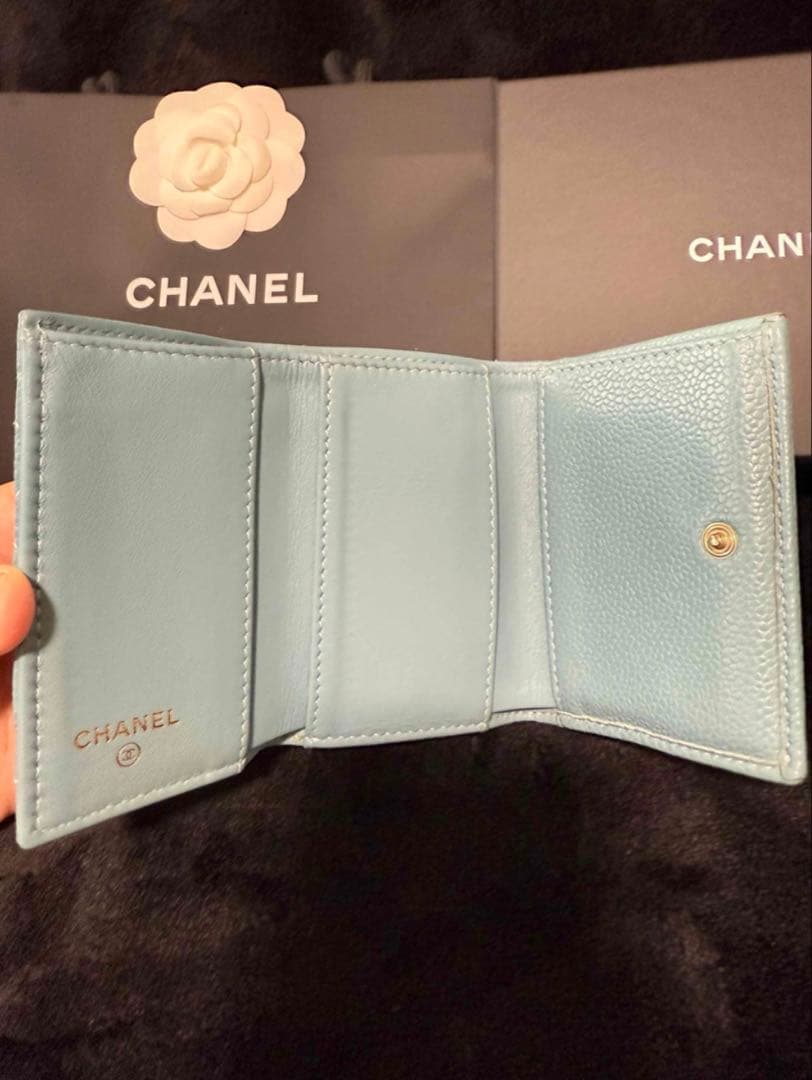 BOY CHANEL スモール フラップ ウォレット　キャビアスキン