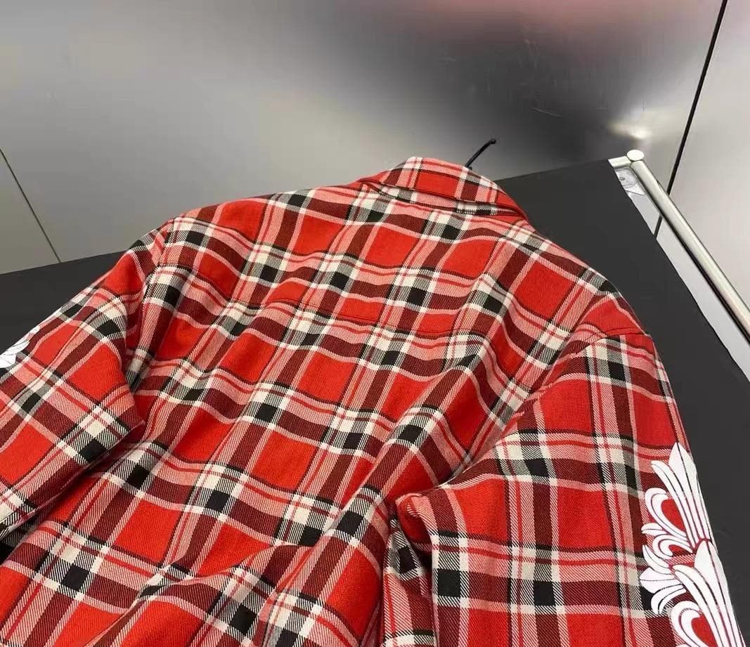 赤のチェック柄長袖シャツ