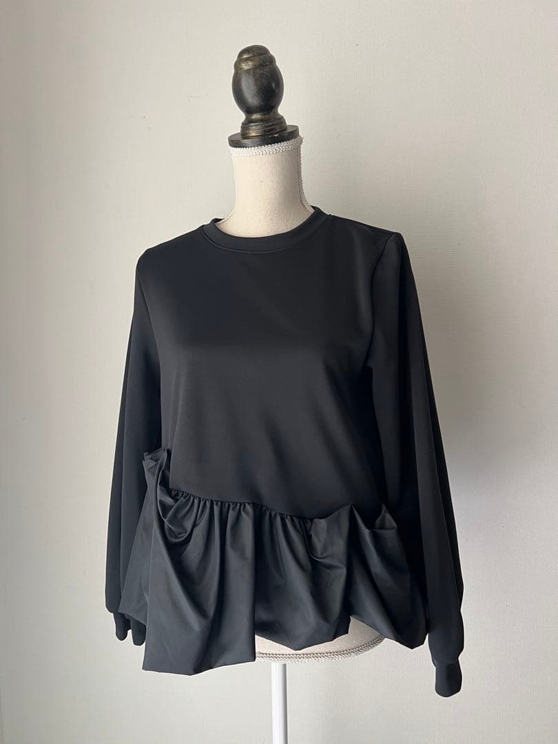ヴェロフォンナ　ブラック裾バルーンタフタトップス