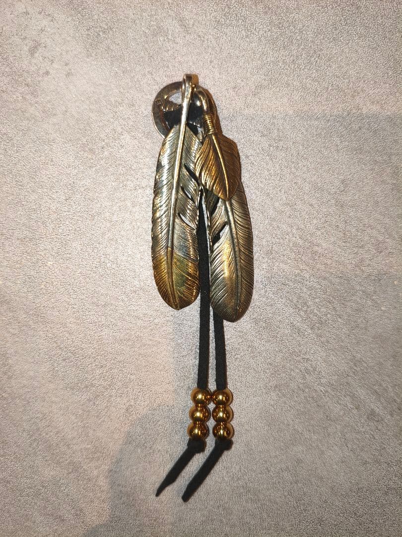 フェザー ペンダントトップ 革紐付き ゴールド×シルバー調