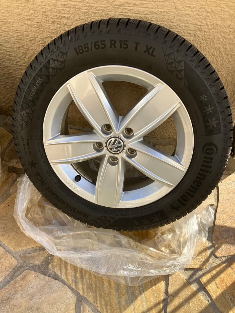 ポロ スタッドレスタイヤ　ホイール４本セット 185/65 R 15