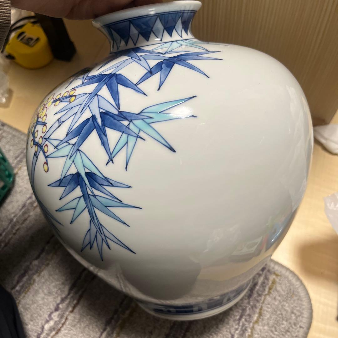 有田焼　泰仙作の染錦梅牡丹柄の花瓶