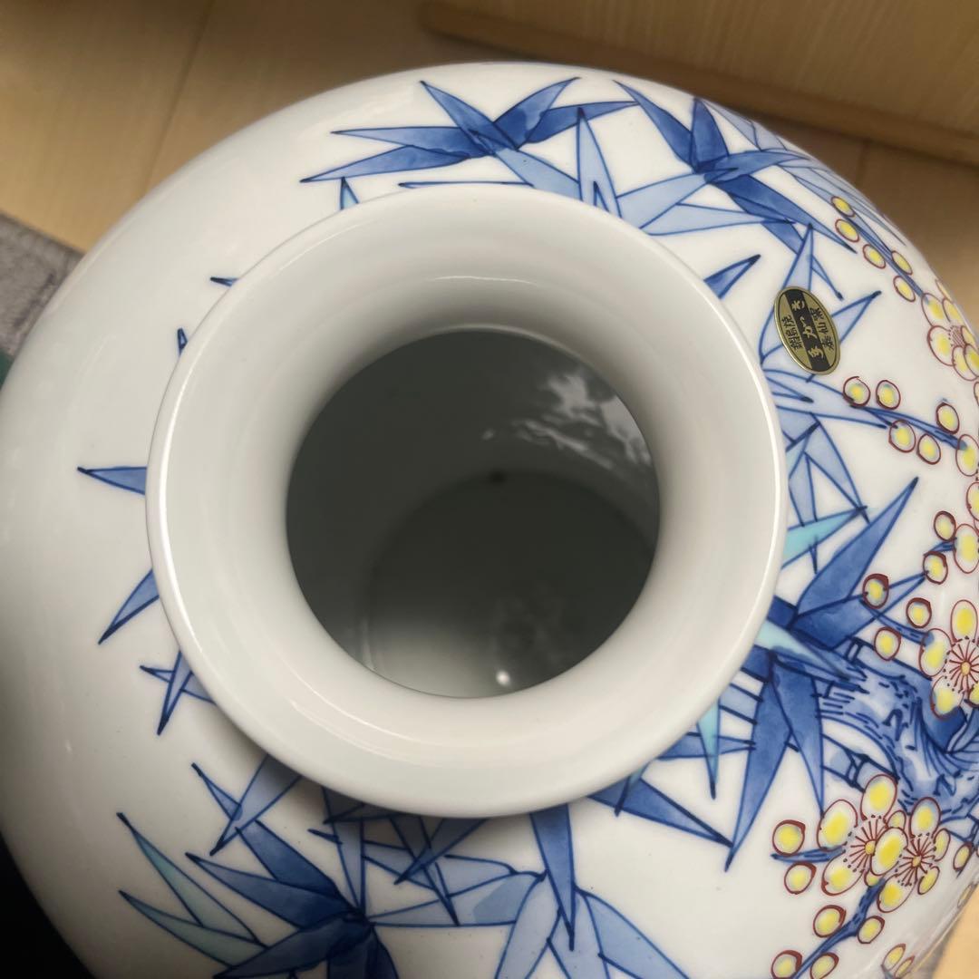 有田焼　泰仙作の染錦梅牡丹柄の花瓶