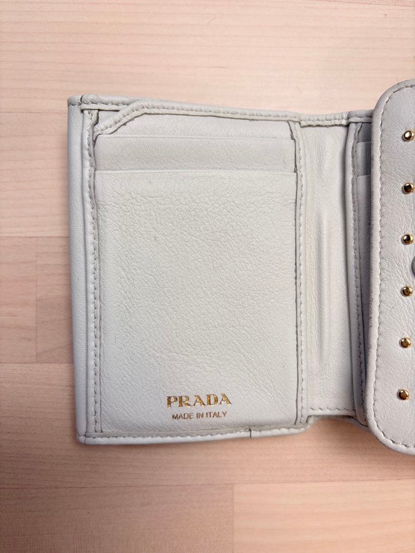 PRADA 三つ折り財布 スタッズ ホワイト 三角ロゴ
