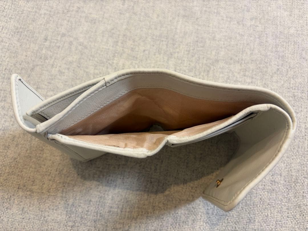 PRADA 三つ折り財布 スタッズ ホワイト 三角ロゴ