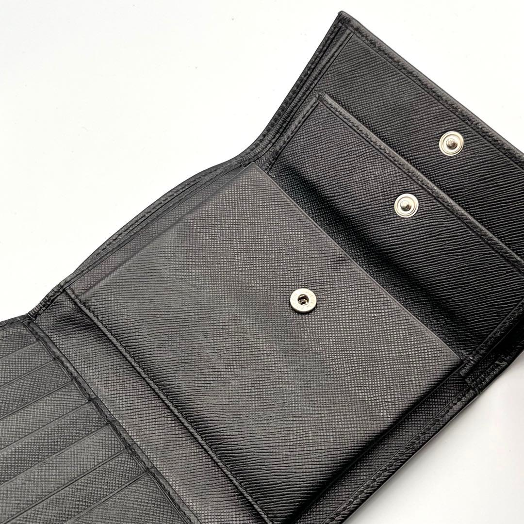 美品✨PRADA 三つ折り財布 黒　サフィアーノレザー　三角　トライアングル