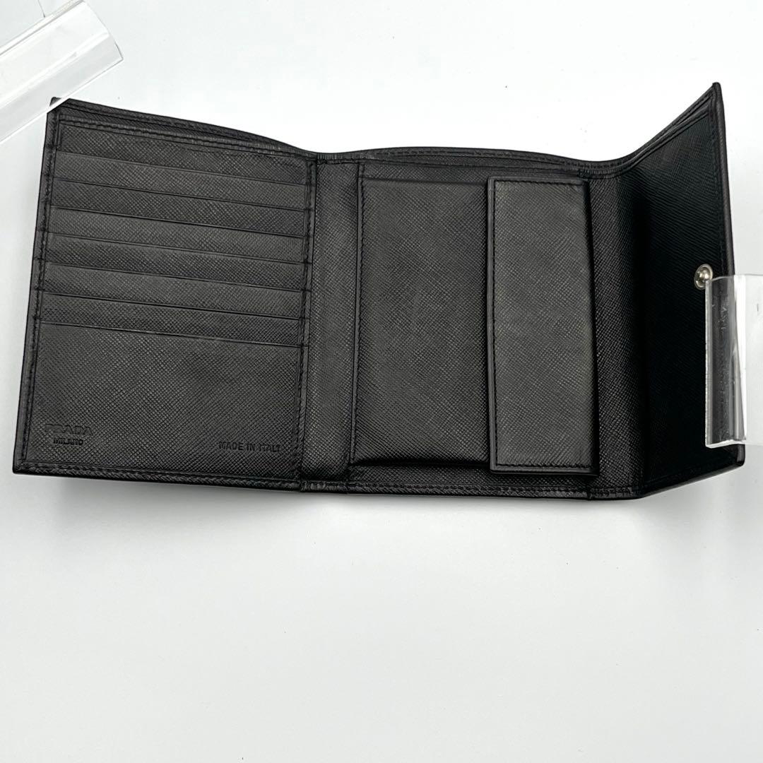 美品✨PRADA 三つ折り財布 黒　サフィアーノレザー　三角　トライアングル