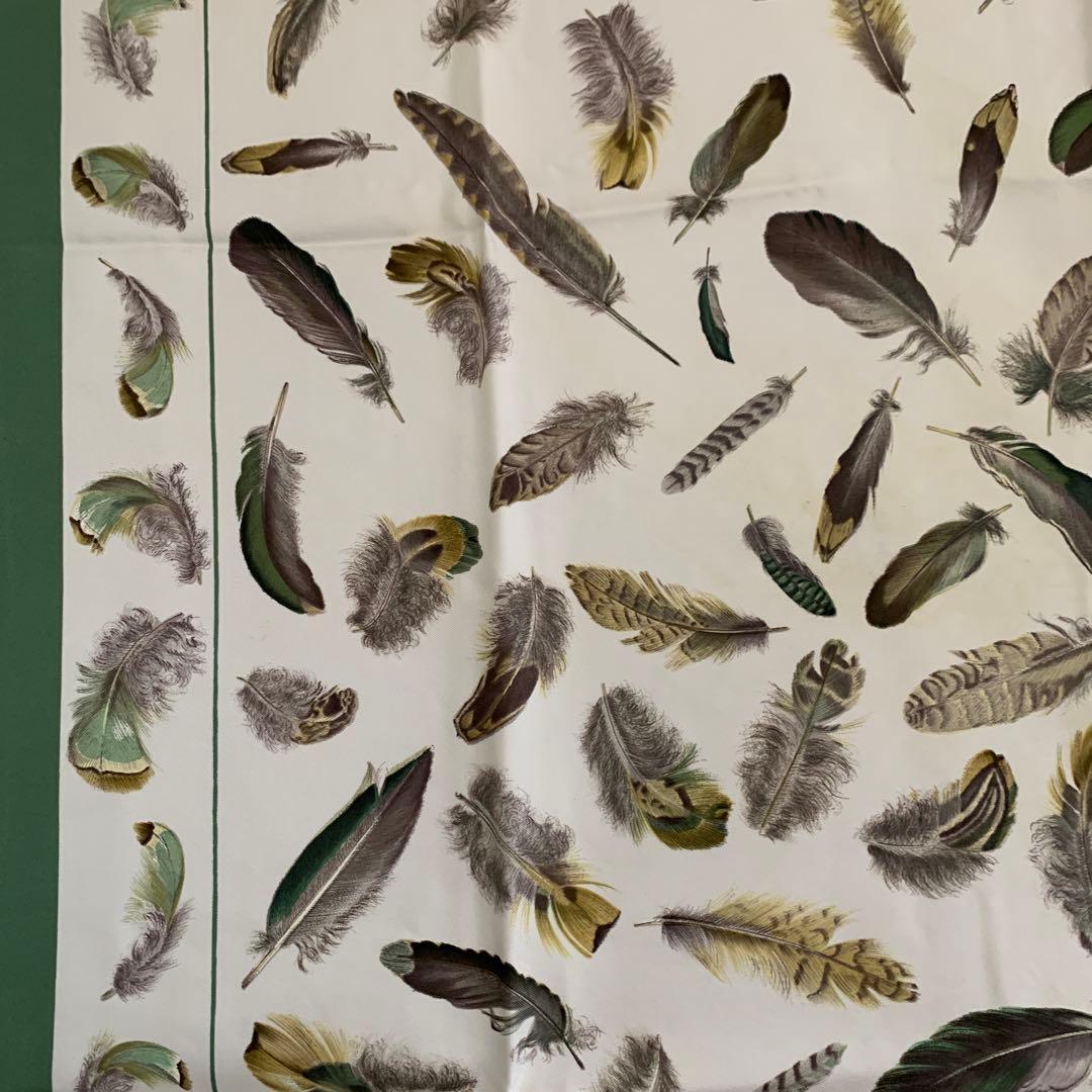 エルメス　カレ　HERMES PLUMS スカーフ グリーン系 羽根柄