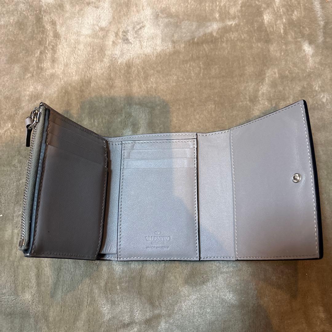 VALENTINOグレー レザー 三つ折り財布 シルバーロゴ