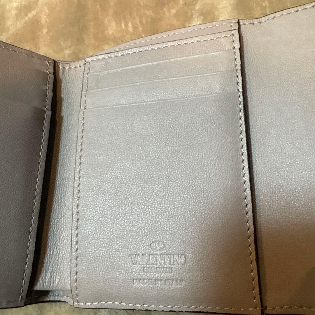VALENTINOグレー レザー 三つ折り財布 シルバーロゴ