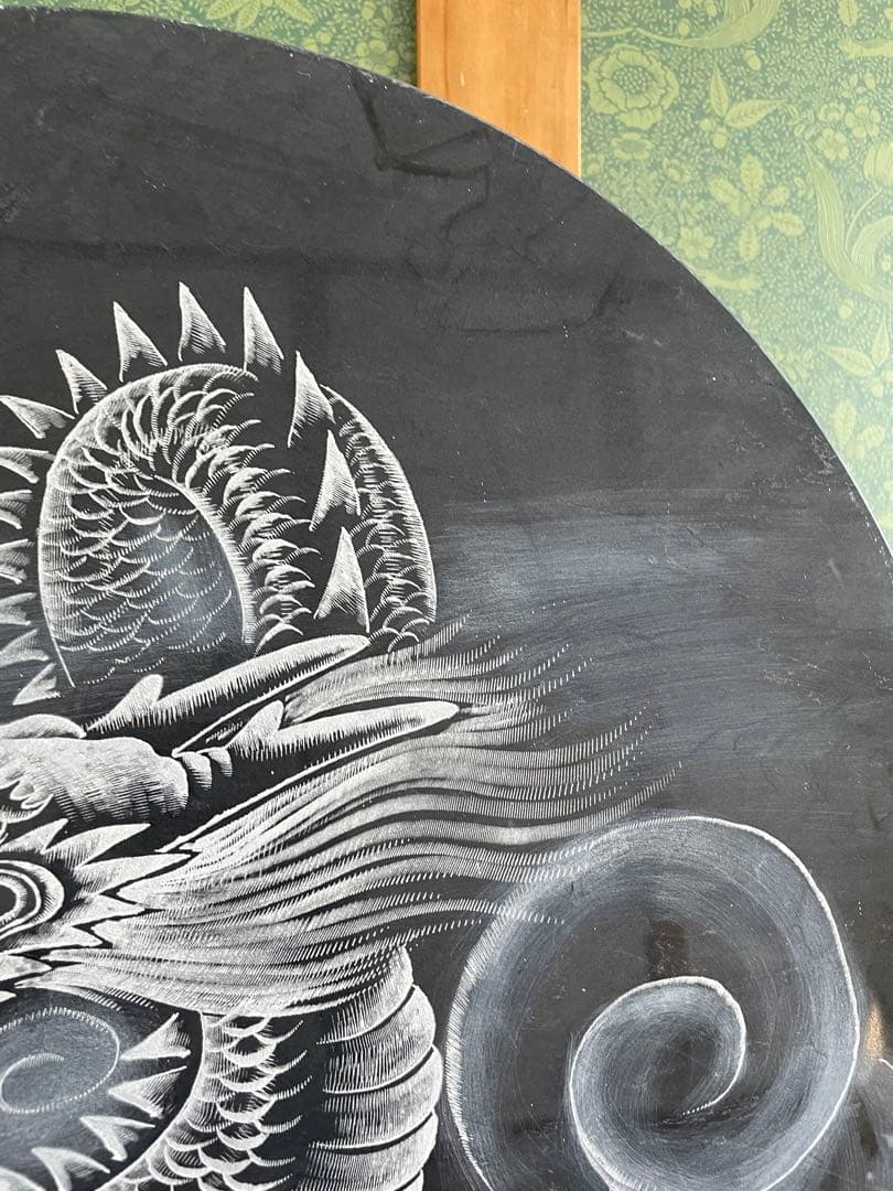 庵治石　石の龍　龍の彫刻　ドラゴン絵柄の円形置物　直径61㎝　高さ78㎝　木製台