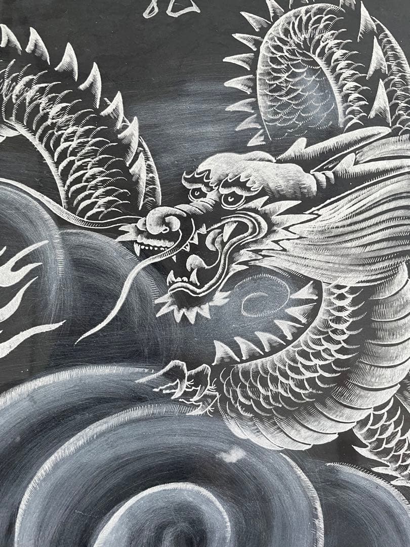 庵治石　石の龍　龍の彫刻　ドラゴン絵柄の円形置物　直径61㎝　高さ78㎝　木製台