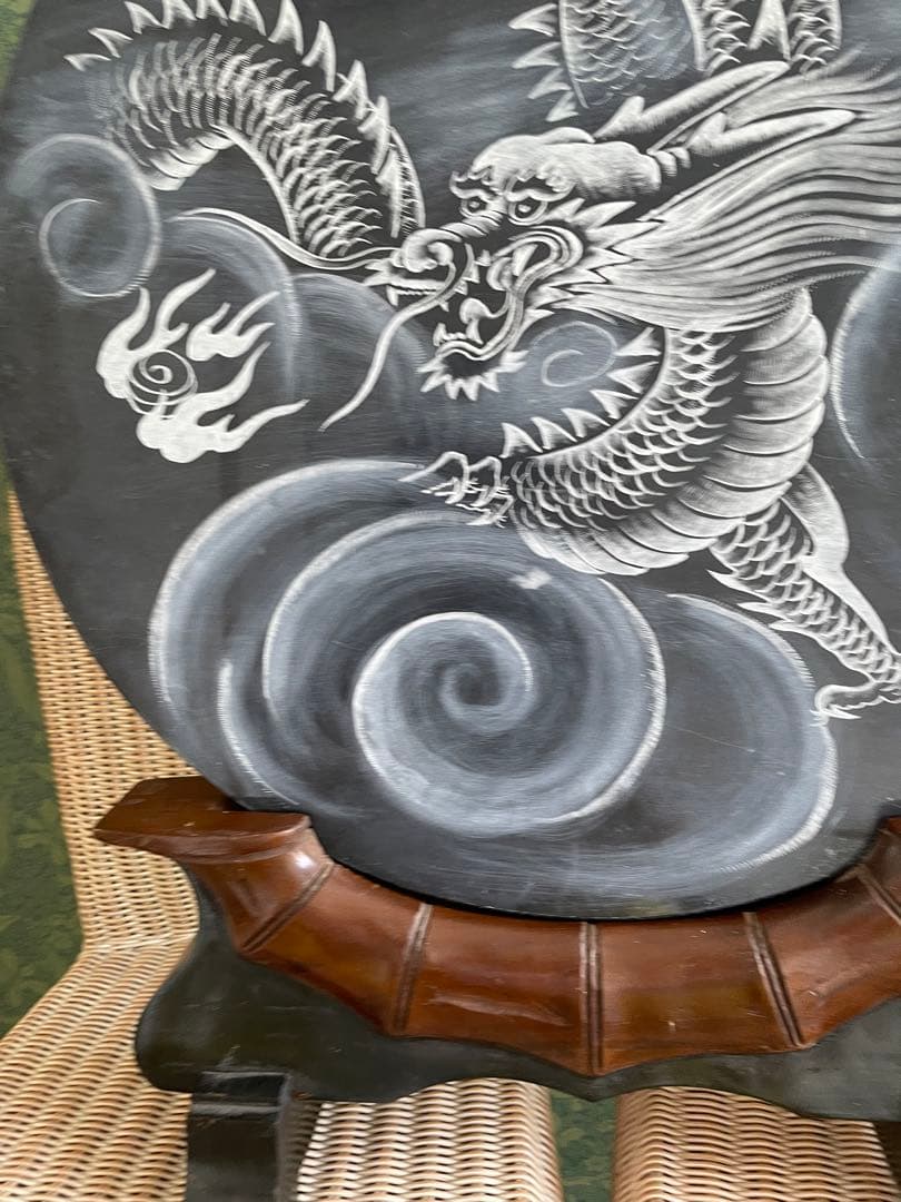 庵治石　石の龍　龍の彫刻　ドラゴン絵柄の円形置物　直径61㎝　高さ78㎝　木製台