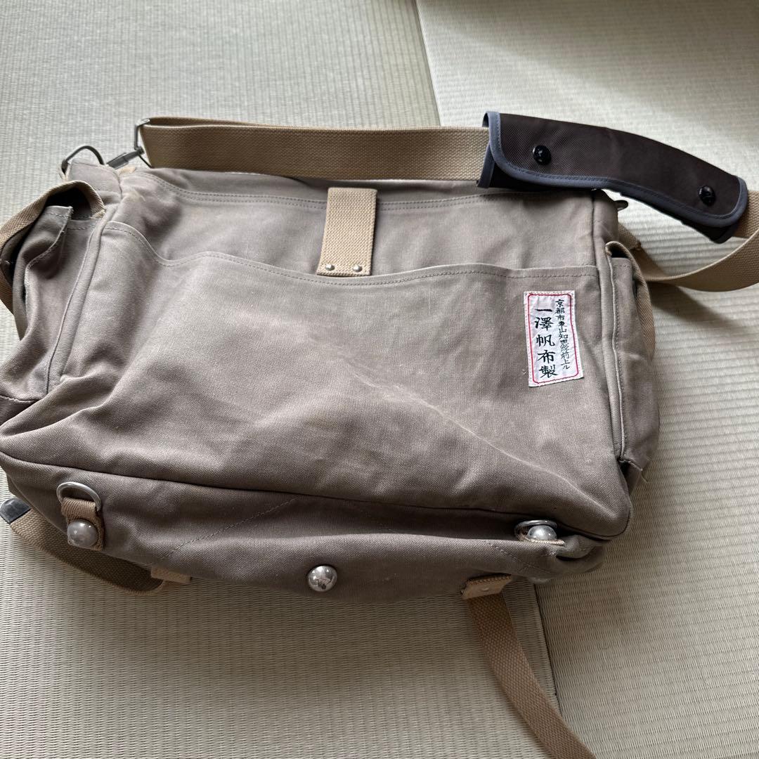 一澤帆布製ベージュ キャンバス メッセンジャーバッグ