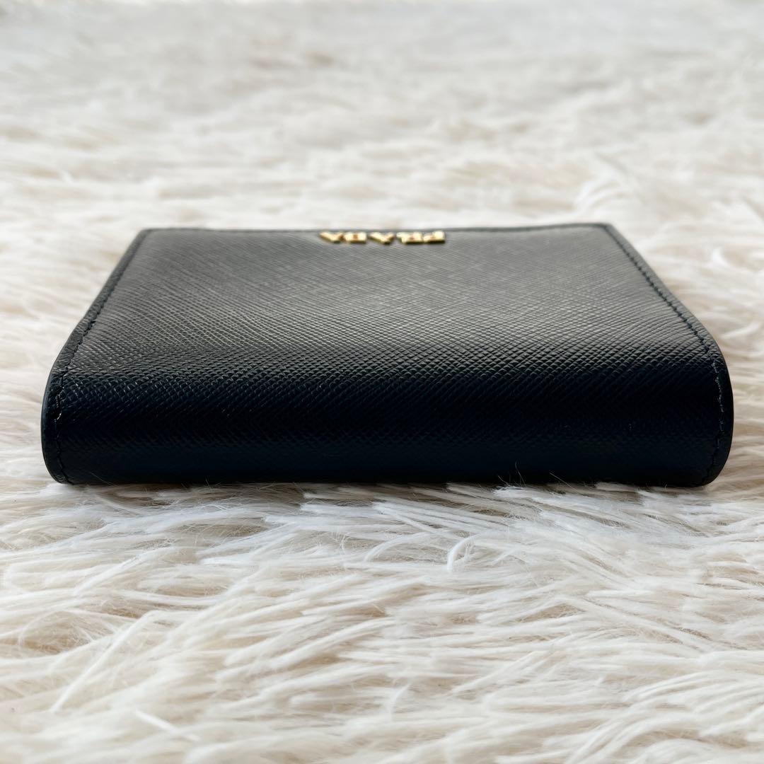 美品✨PRADA プラダ　二つ折り財布　サフィアーノ　ブラック　1mv204