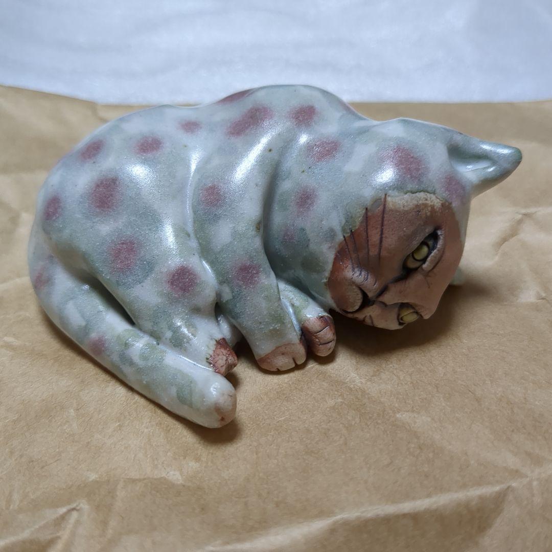 岡山富男　作　寝そべり猫