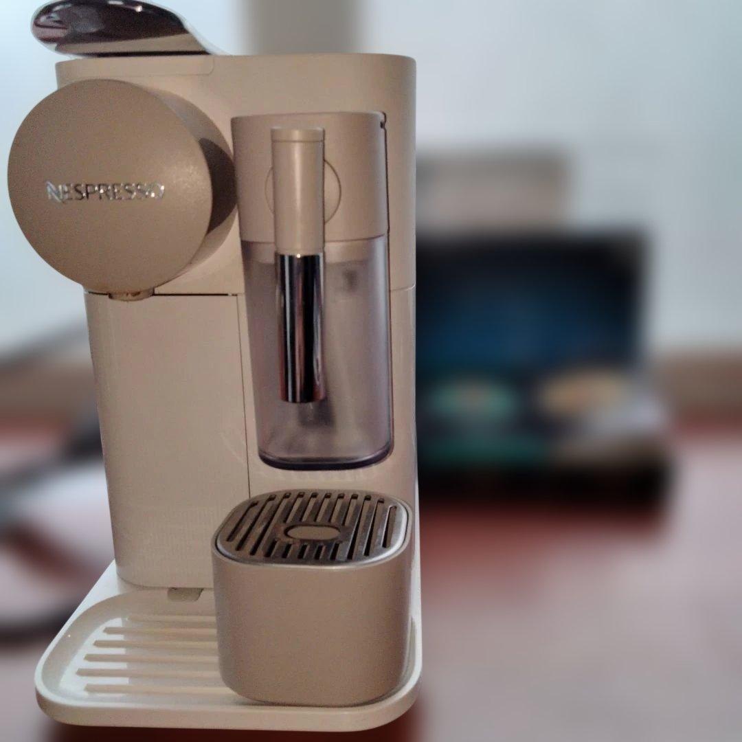 値下！カプセル付✨ネスプレッソラティシマワンコーヒーメーカーコーヒーマシンミルク