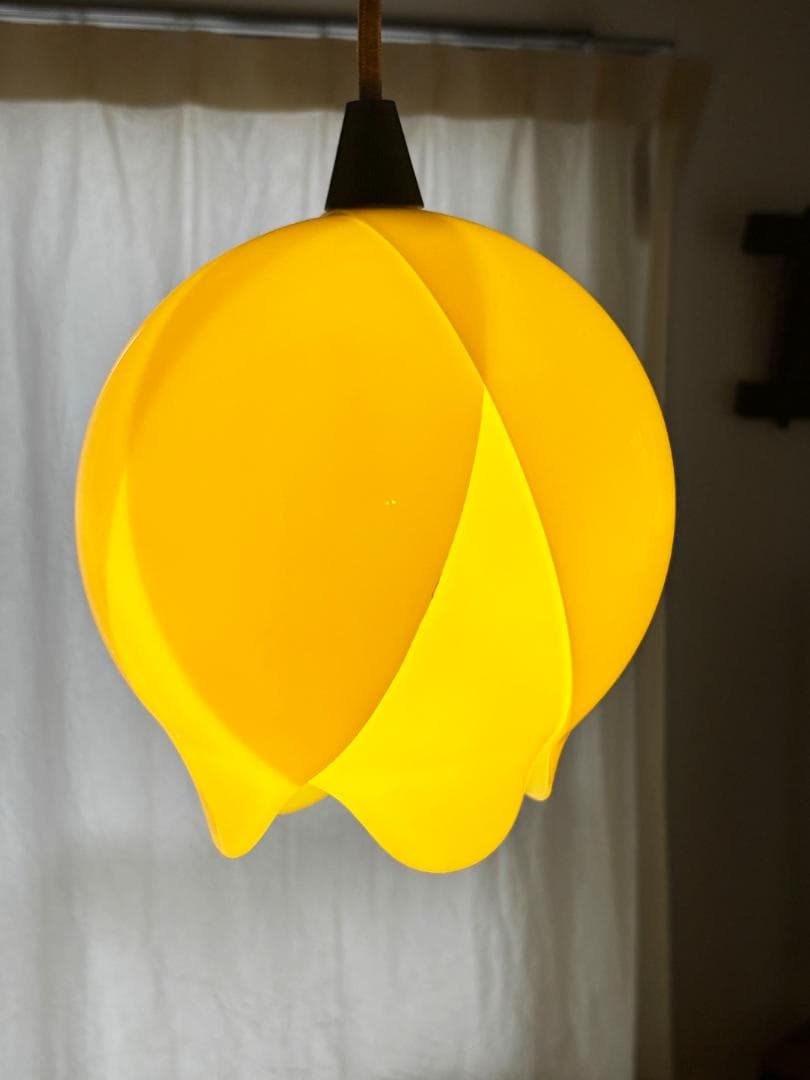 昭和レトロ　吊り下げ照明　黄色チューリップ型ペンダントライト