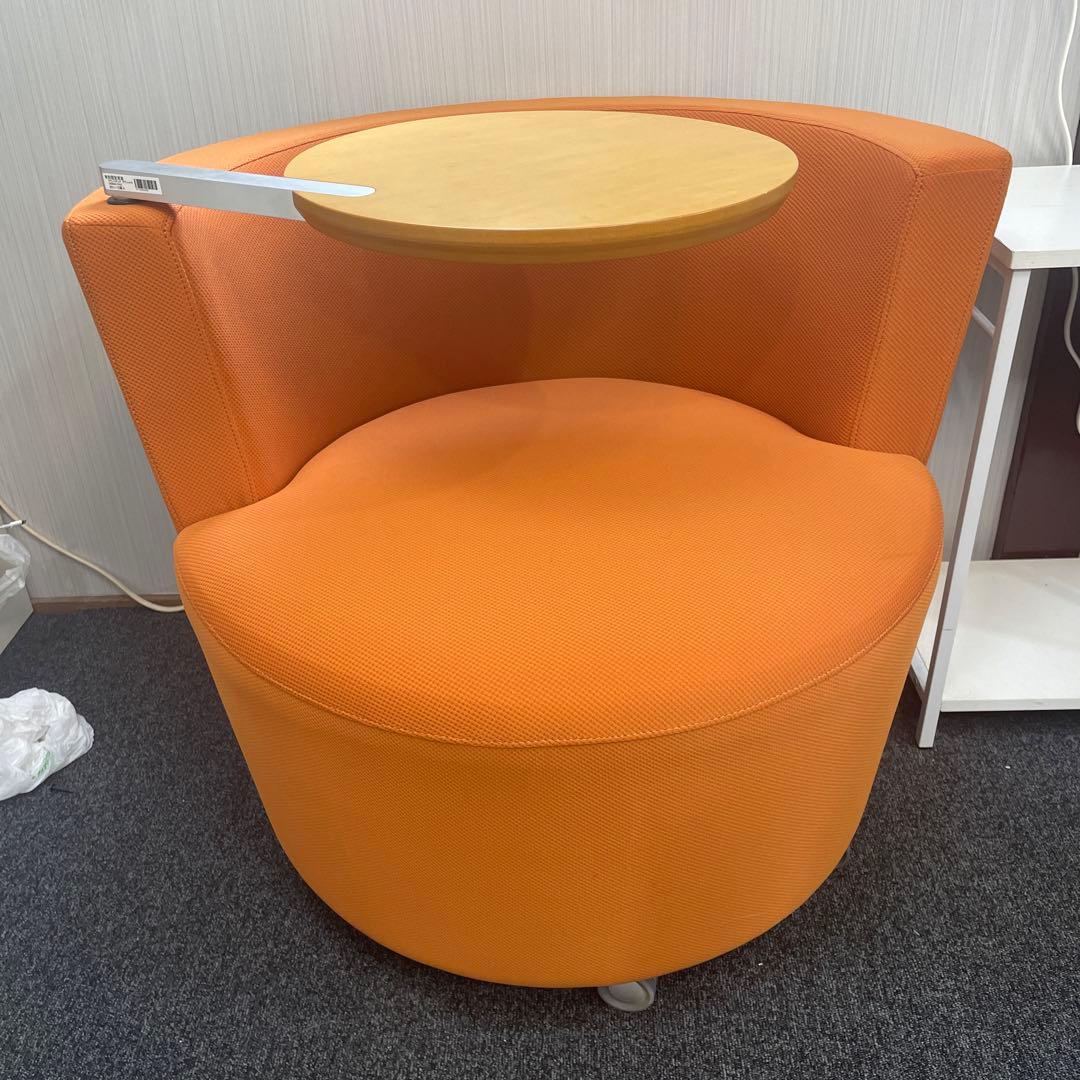 オカムラ　　ラウンジチェア　テーブル付き