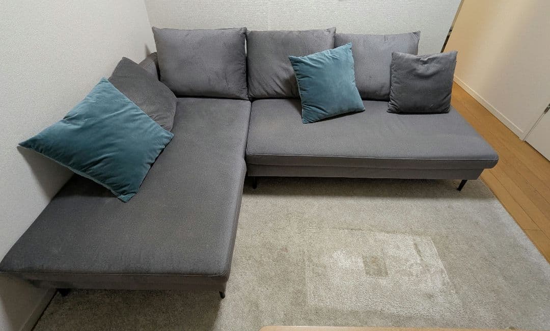 [引き取り限定]グレーのL字型カウチ/ソファとクッション4個