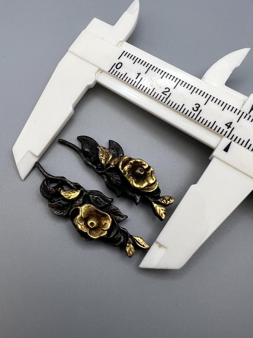 【海】江戸明治期　花形　手彫　目貫　１対　鍍金銅製　骨董品