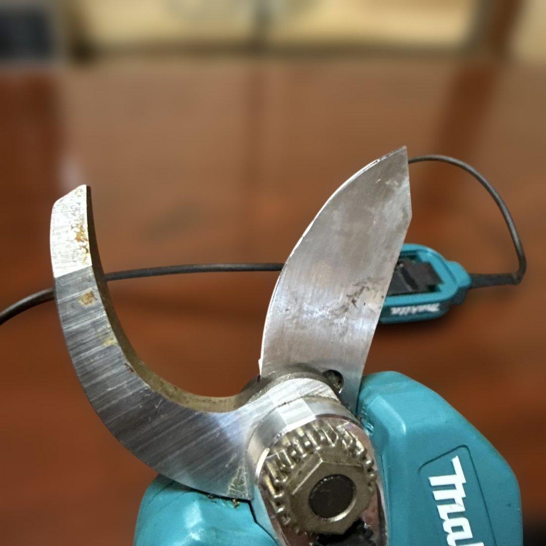 マキタ 充電式せん定ハサミ　ＵＰ１８０ＤＺＫ