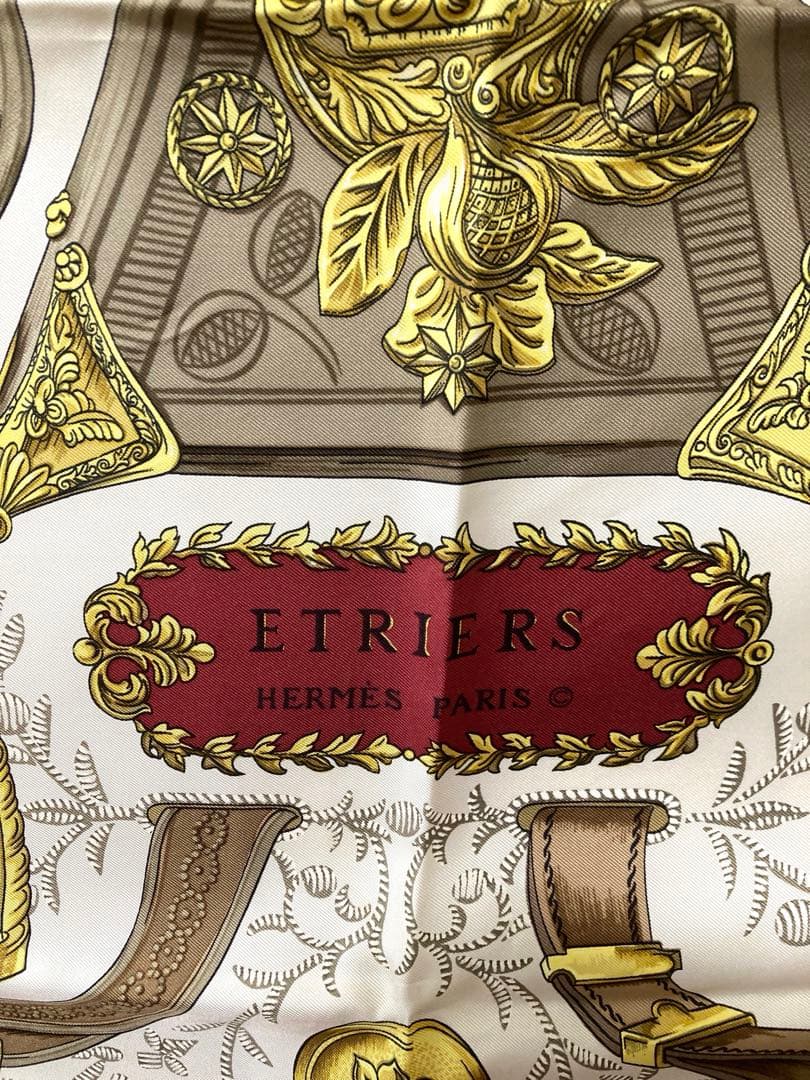 HERMES/エルメス　スカーフカレ90 ETRIERS鎧　レッド系カラー