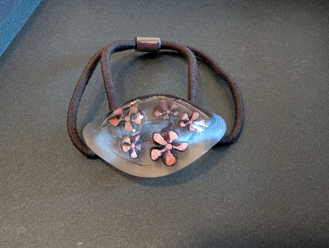 コレットマルーフ　ガラスヘアゴム　グレーにピンクのお花