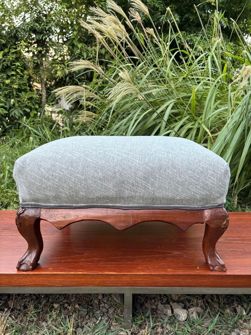 アンティーク　グレーのオットマン・スツール　カブリオールレッグ　クロウ&ボール