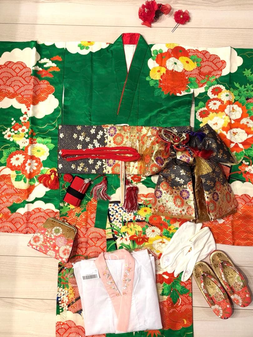 目を引く鮮やかな着物　七五三　7歳