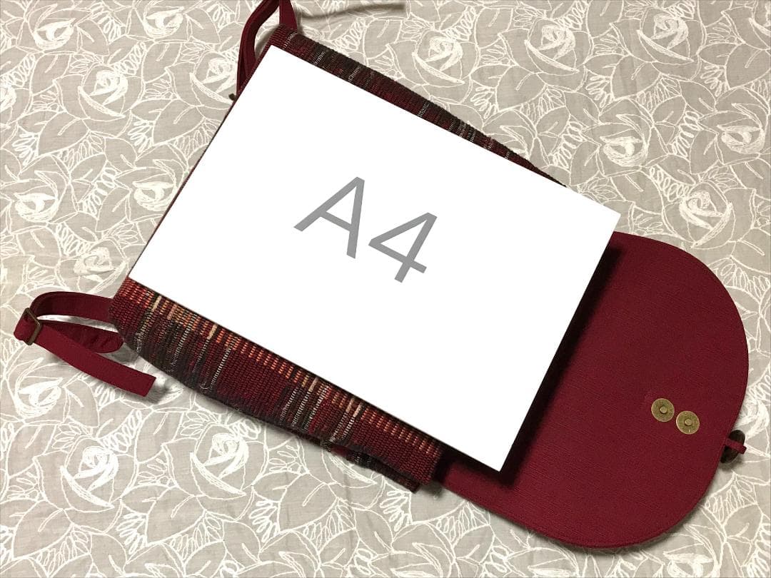 裂き織りの被せ蓋つきリュック（赤）