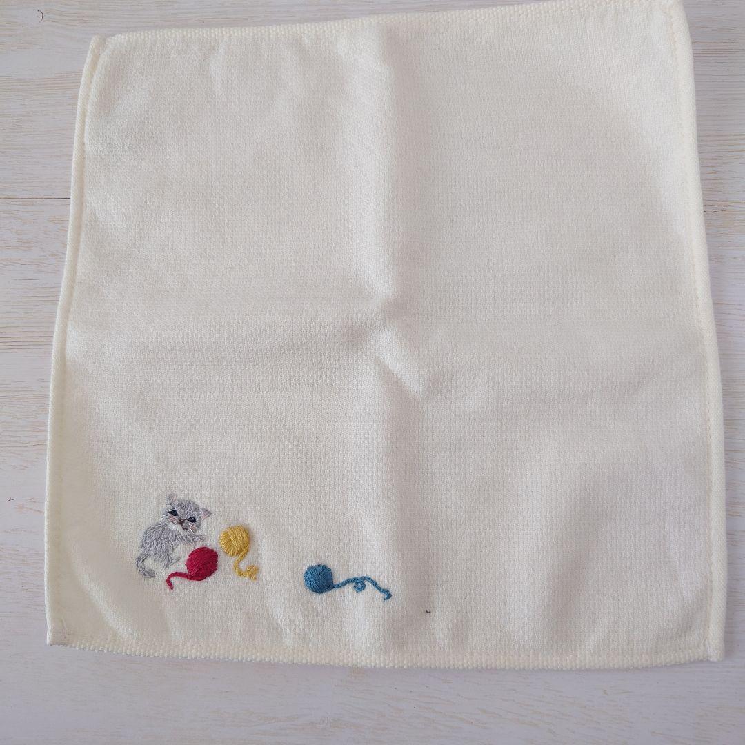 手刺繍入ちっちゃな タオルハンカチ【猫と毛糸玉】