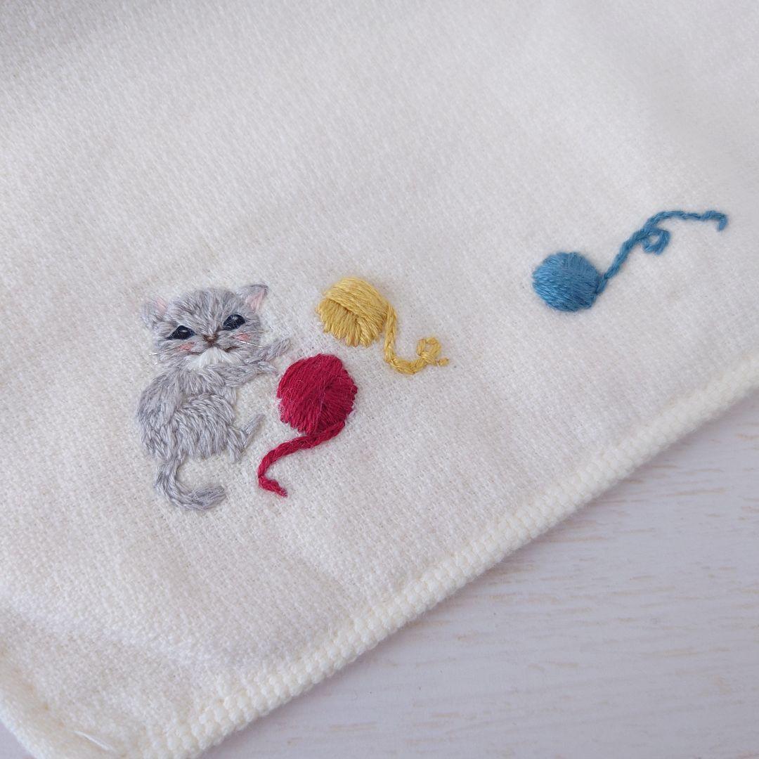 手刺繍入ちっちゃな タオルハンカチ【猫と毛糸玉】