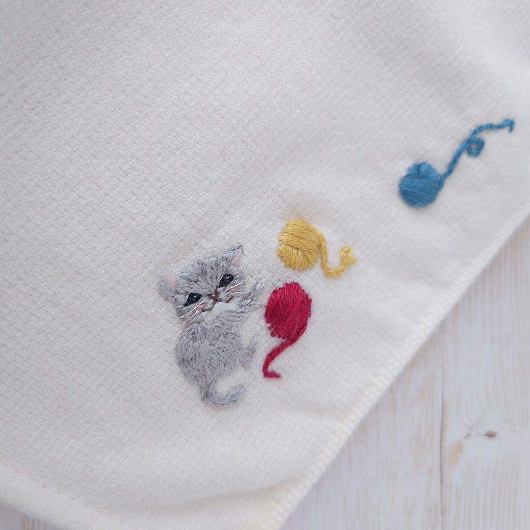 手刺繍入ちっちゃな タオルハンカチ【猫と毛糸玉】