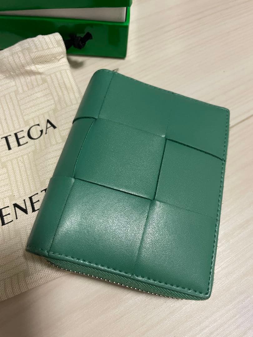 BOTTEGA VENETA くすみグリーンの 二つ折り財布！美品！カセット