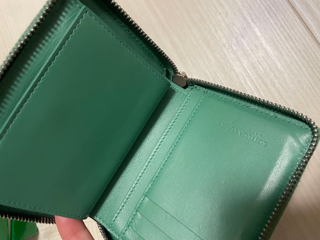 BOTTEGA VENETA くすみグリーンの 二つ折り財布！美品！カセット