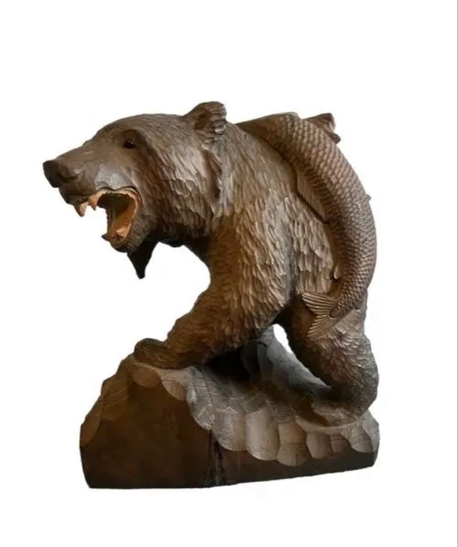木製クマと魚の彫刻