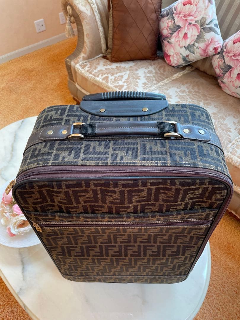 希少❣️FENDIフェンディズッカ柄‼️2輪キャリーケース❣️極美品‼️スタイリッシュ