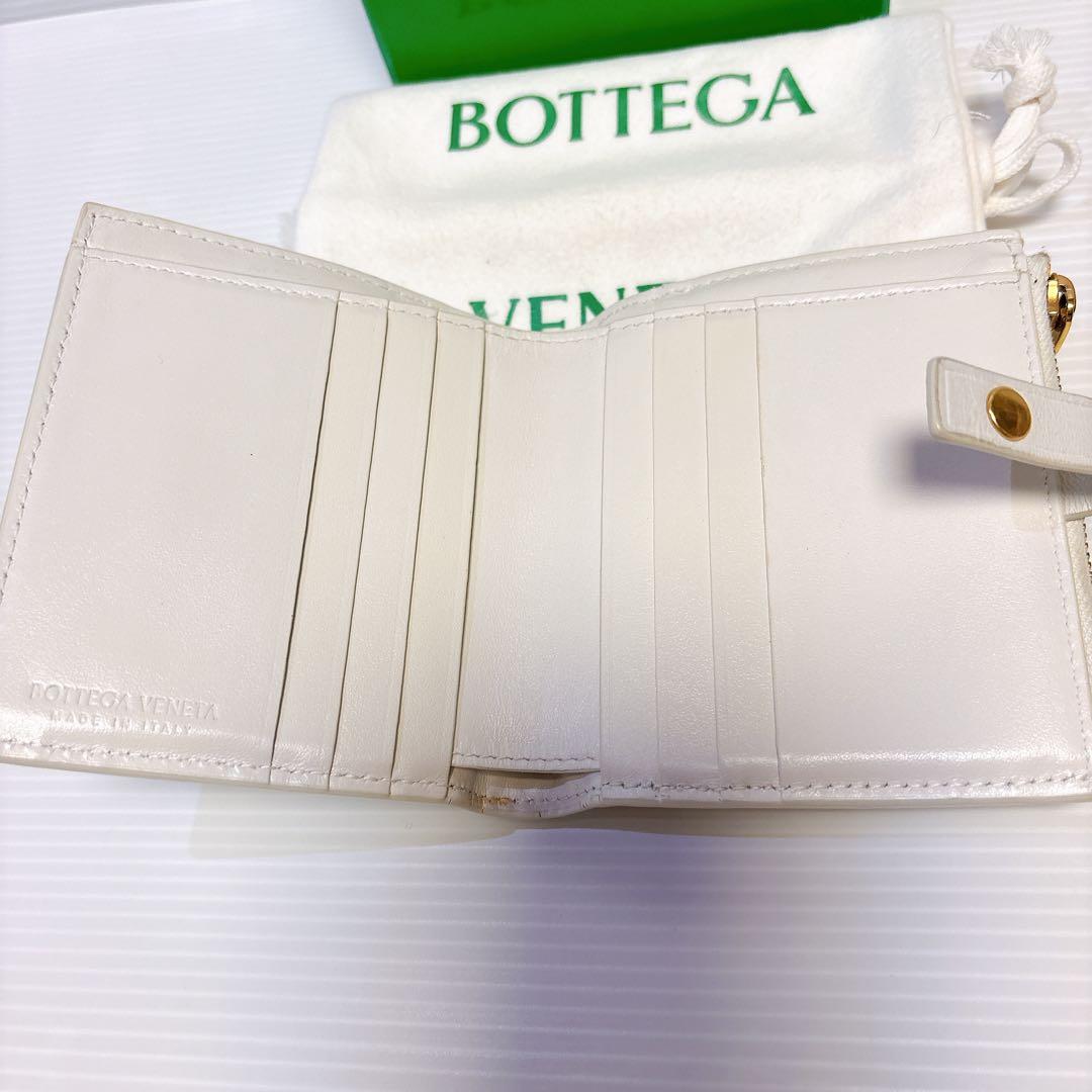 ボッテガヴェネタ 二つ折り財布 マキシイントレチャート　白
