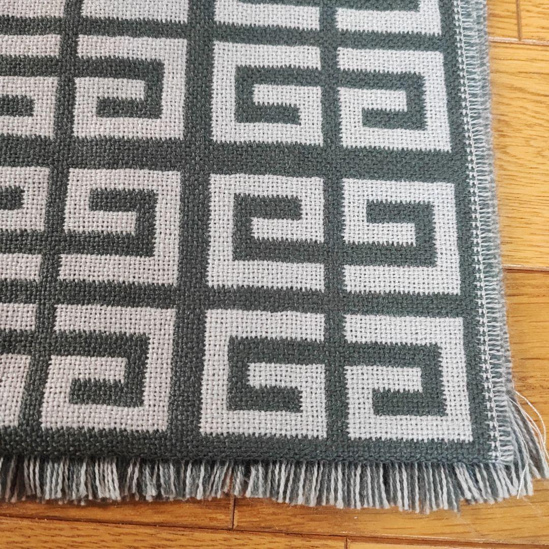 GIVENCHY 幾何学模様 マフラー 100%ウール　グレー
